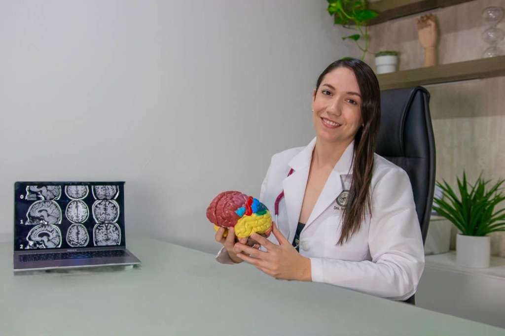 Dra. Sandra Celaya en consulta