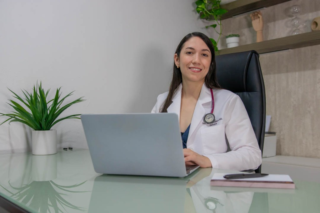 Dra. Sandra Celaya en su consultorio